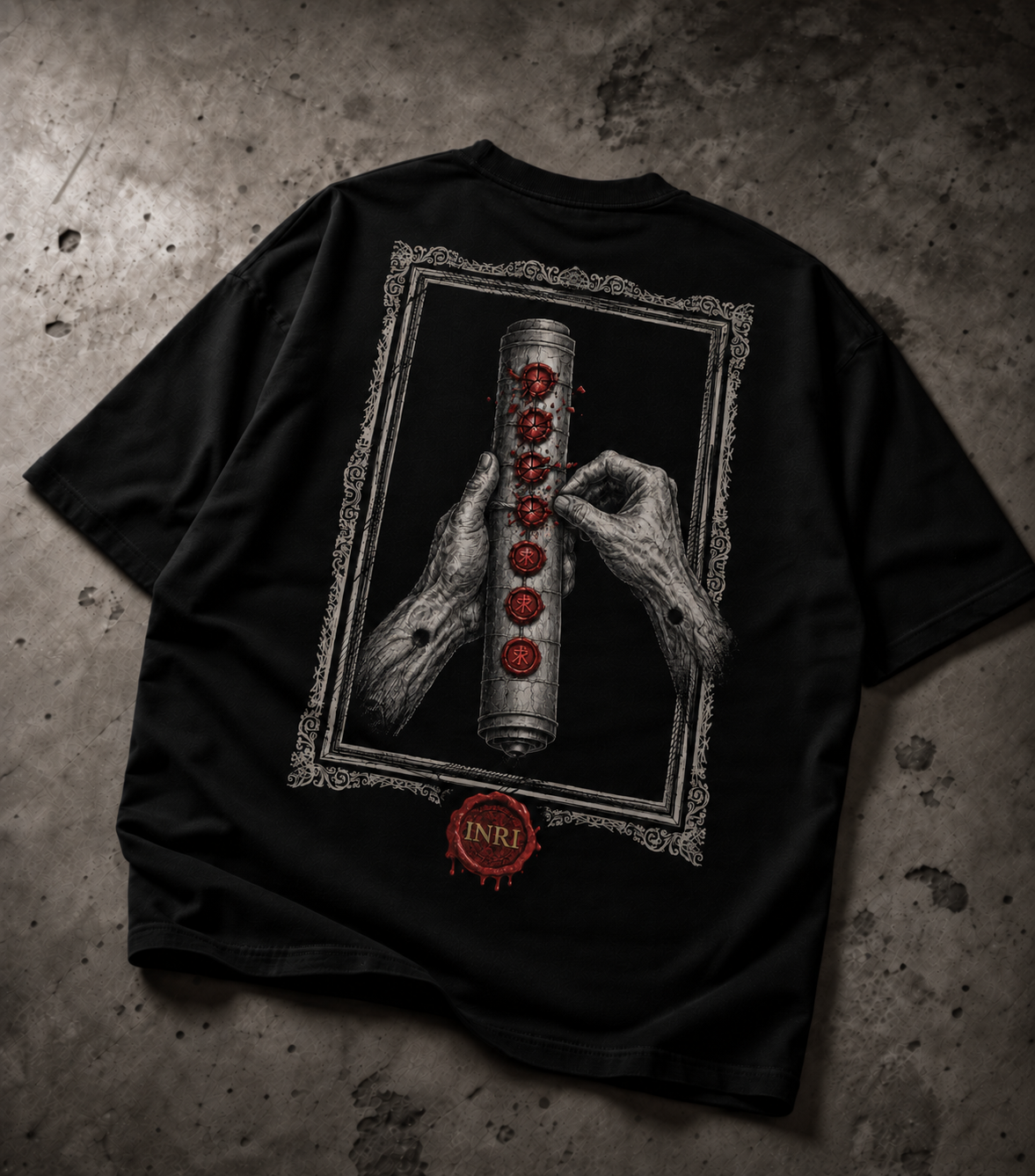 Camiseta preta Os Sete Selos vista pelas costas
