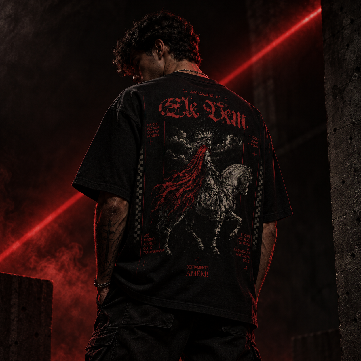 Modelo vestindo a camiseta Ele Vem da Coleção Apocalipse